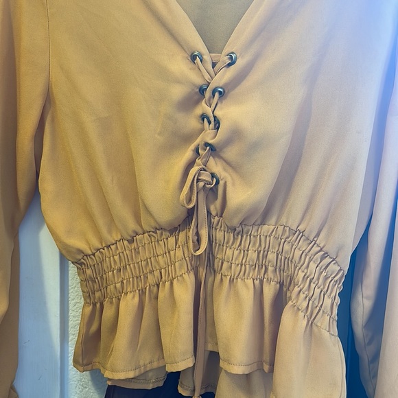 Woman’s blouse - Picture 2 of 5